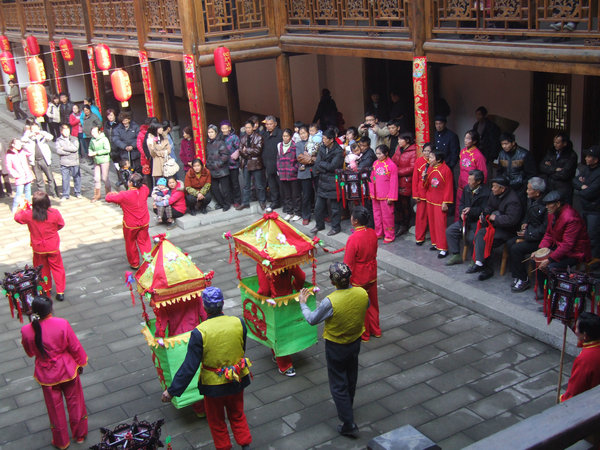 1 各景区精心准备了各种过年的民俗文化节目，图为昭化古城花鼓表演.jpg